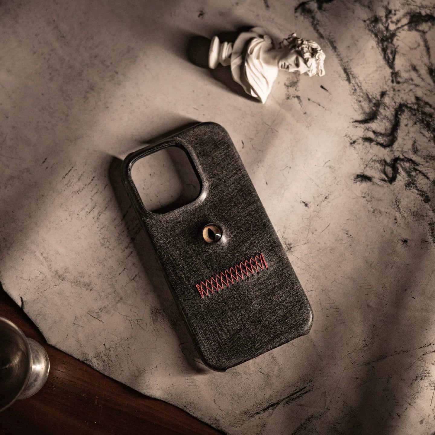Purely handmade suitable for Apple 15promax new genuine leather old waxed leather creative eye phone case niche dark style high-end interesting 16pro iphone16promax 14