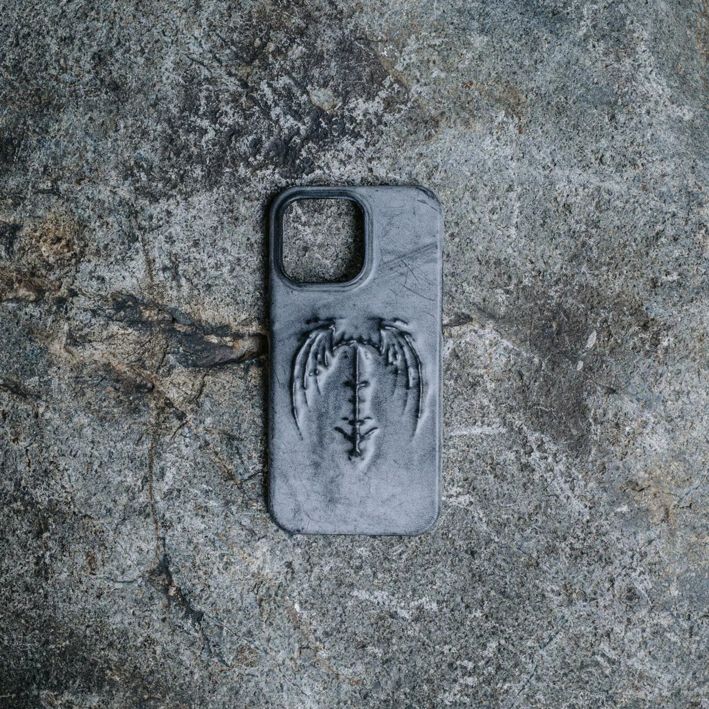 Retro Gothic vampire bat wing embossed dark style mobile phone case creative suitable for Apple iPhone16 punk accessories mobile phone protective cover 15promax17pro art style