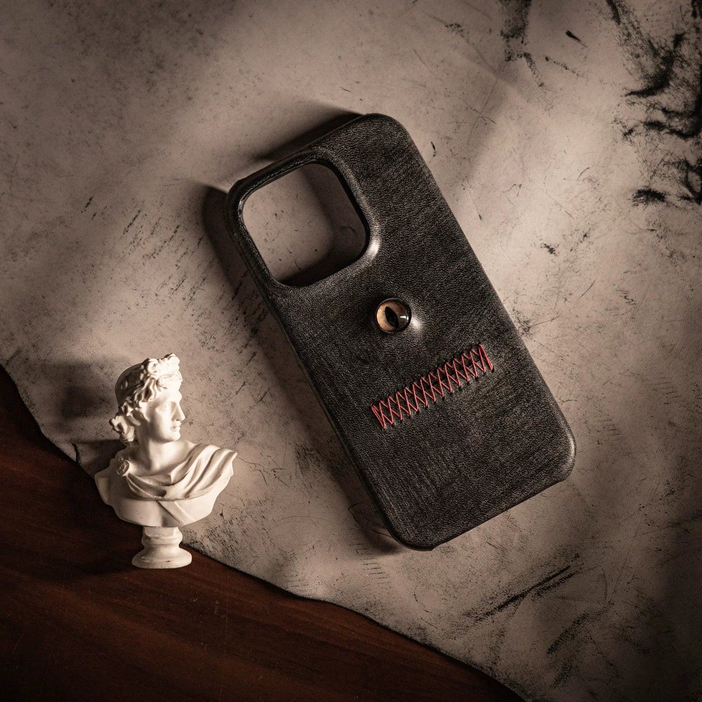 Purely handmade suitable for Apple 15promax new genuine leather old waxed leather creative eye phone case niche dark style high-end interesting 16pro iphone16promax 14