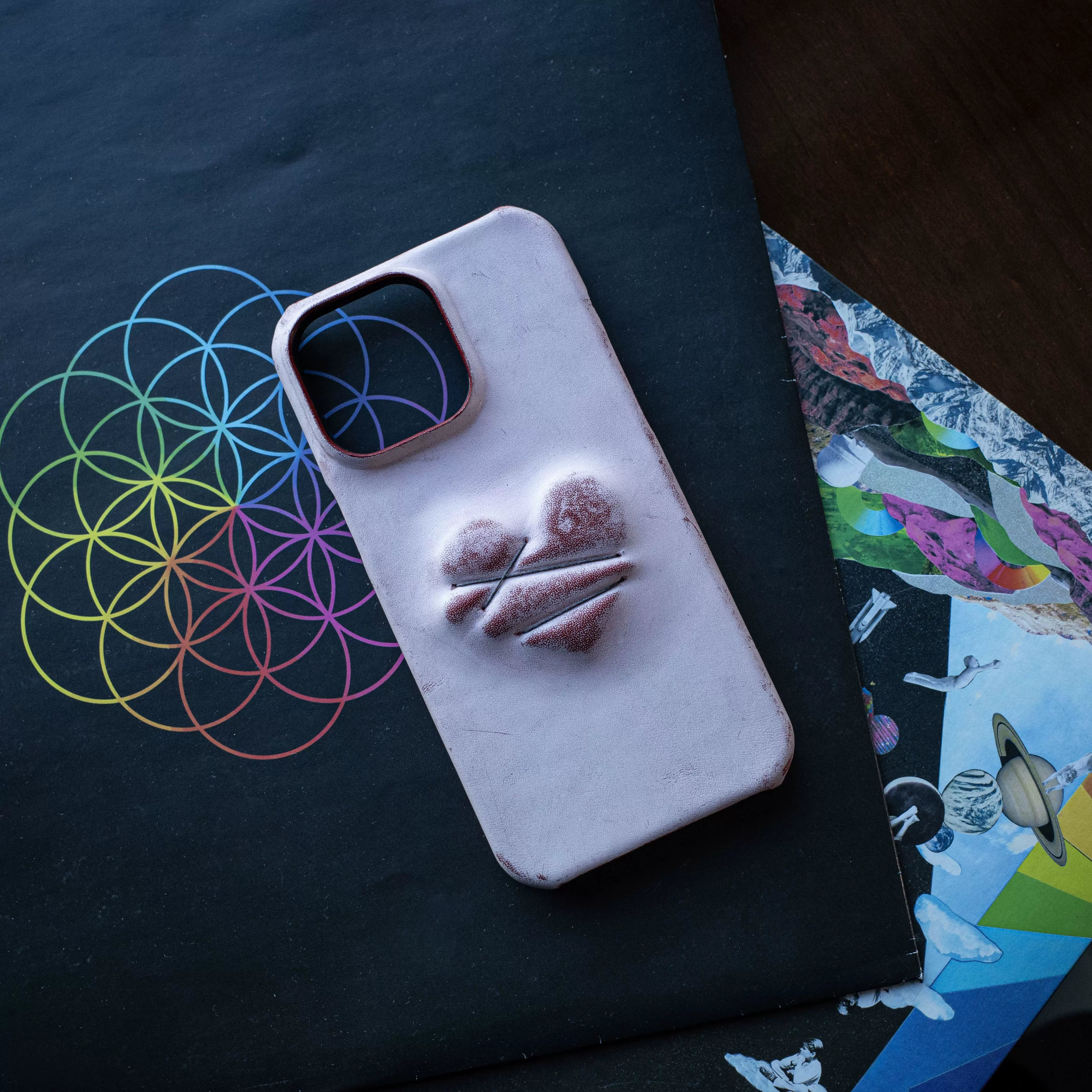 Soul's bondage sculpture shape hand-made matte wax cowhide mobile phone case art original jewelry accessories suitable for Apple 16promax17pro15promax heart design 14pro gift