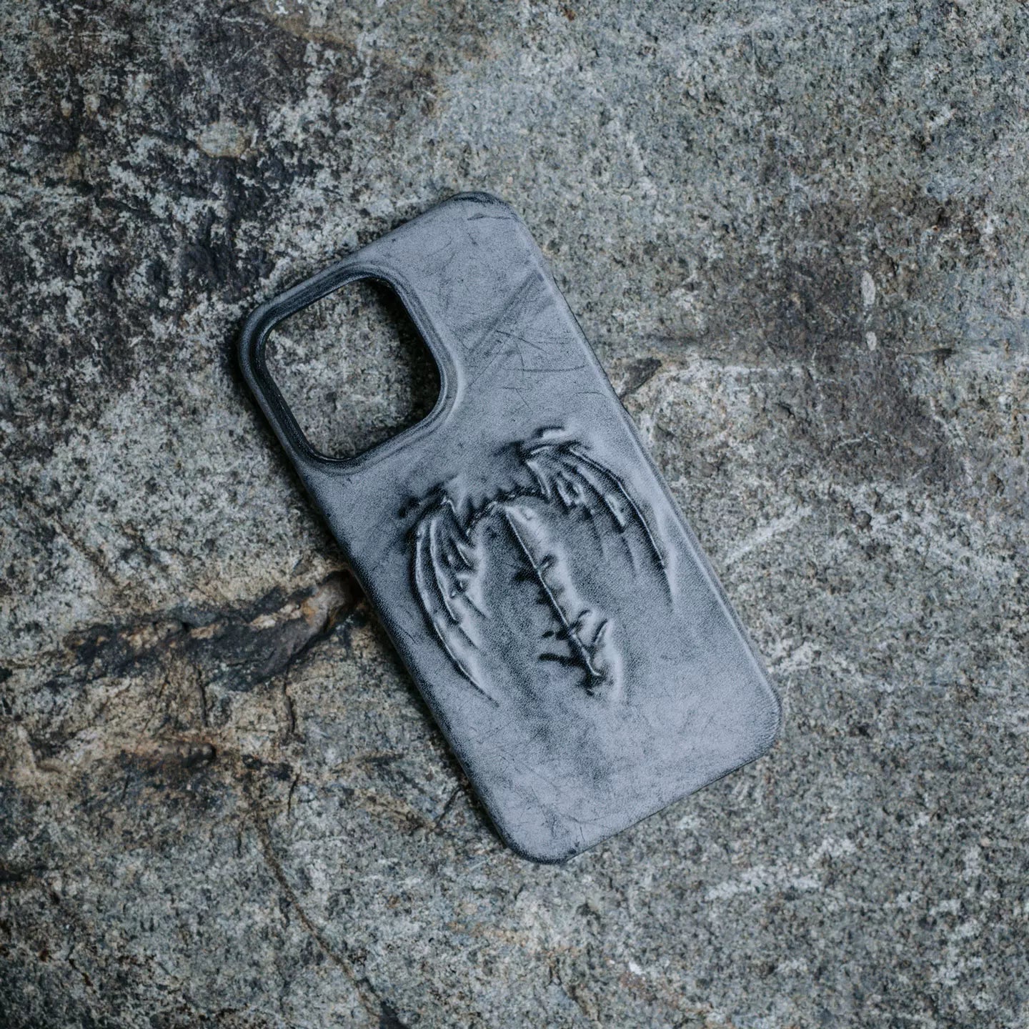 Retro Gothic vampire bat wing embossed dark style mobile phone case creative suitable for Apple iPhone16 punk accessories mobile phone protective cover 15promax17pro art style