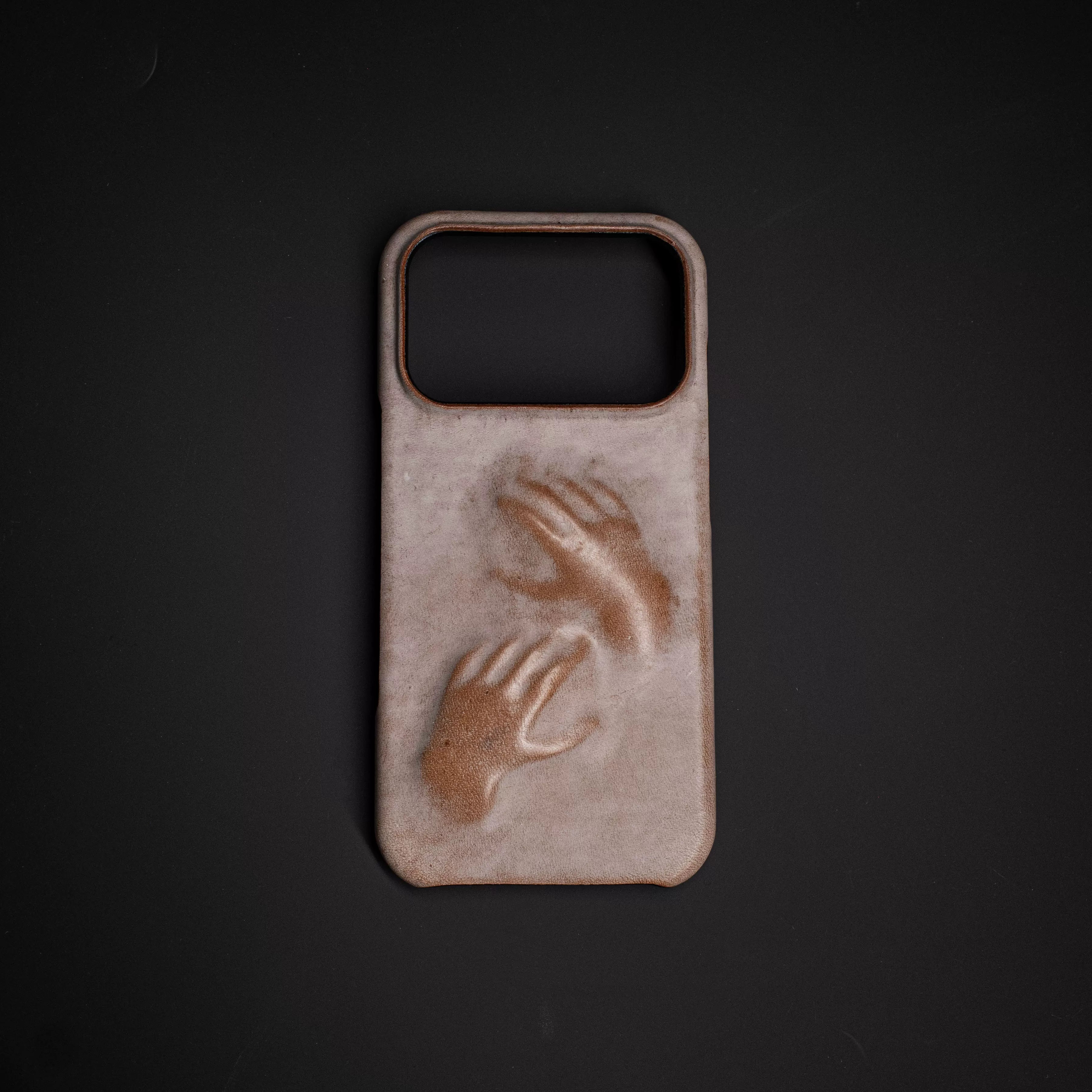 Relief art palm design leather mobile phone case concept sculpture high-grade cowhide texture old gift New Year gift suitable for Apple iPhone17pro 16promax hand-made customization