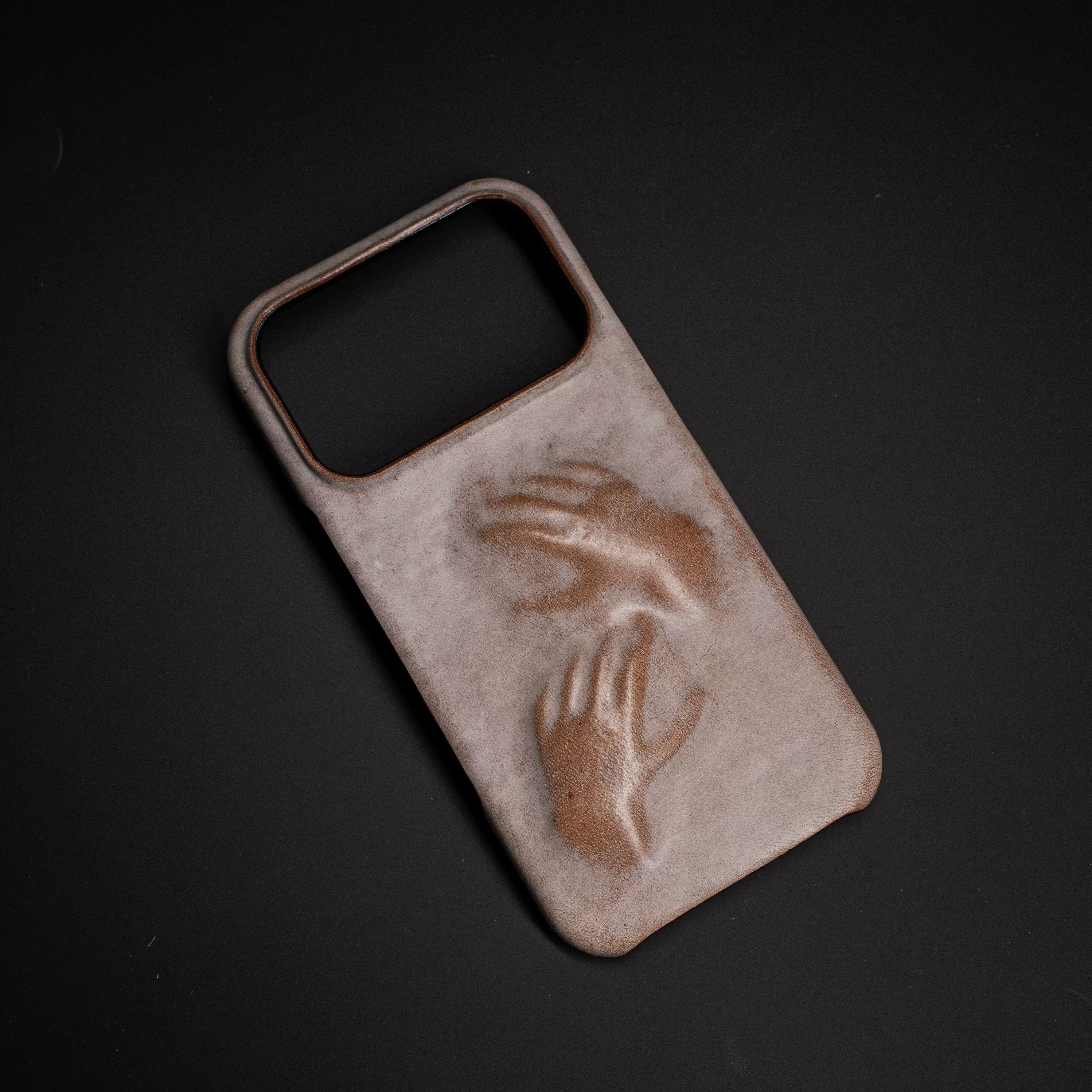 Relief art palm design leather mobile phone case concept sculpture high-grade cowhide texture old gift New Year gift suitable for Apple iPhone17pro 16promax hand-made customization