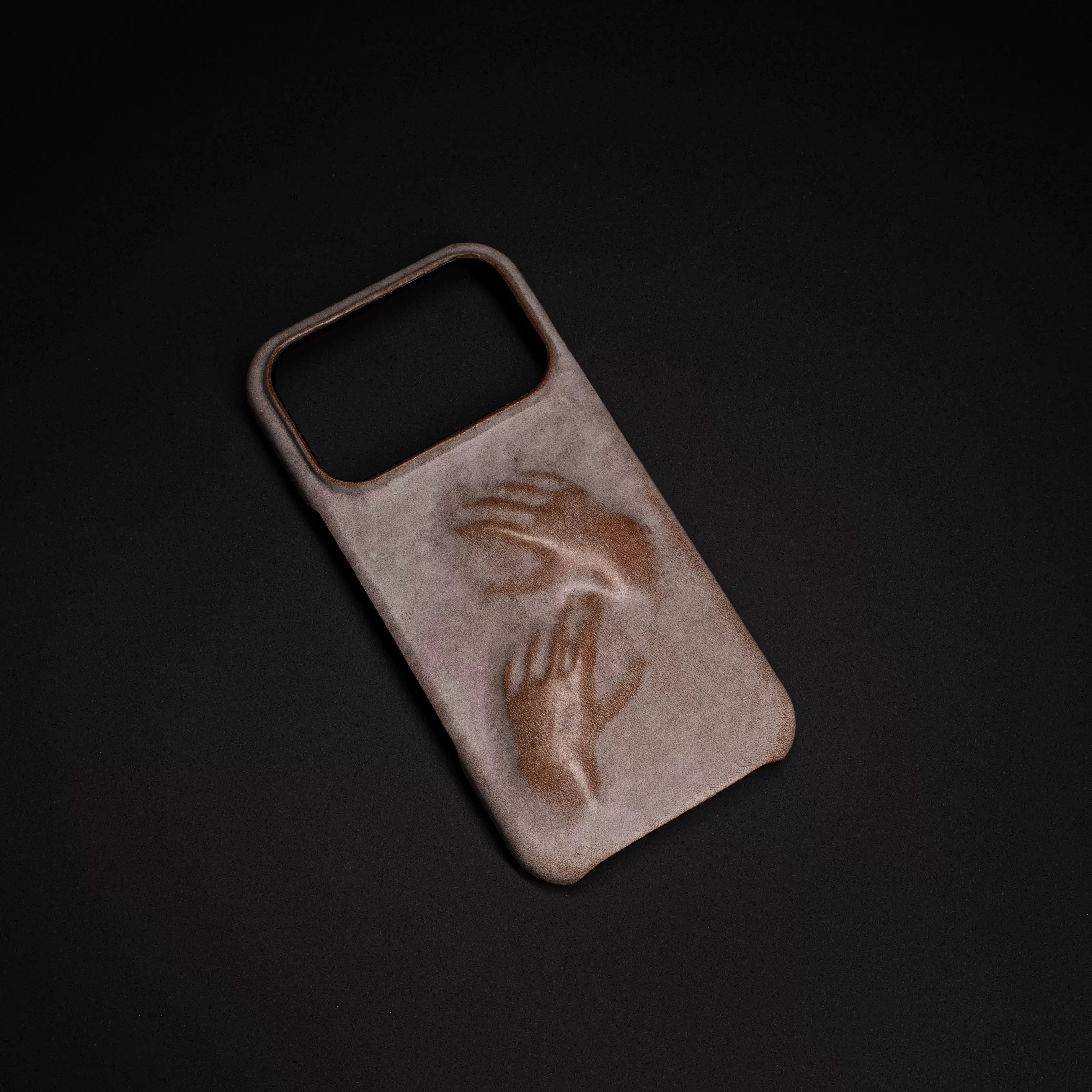 Relief art palm design leather mobile phone case concept sculpture high-grade cowhide texture old gift New Year gift suitable for Apple iPhone17pro 16promax hand-made customization