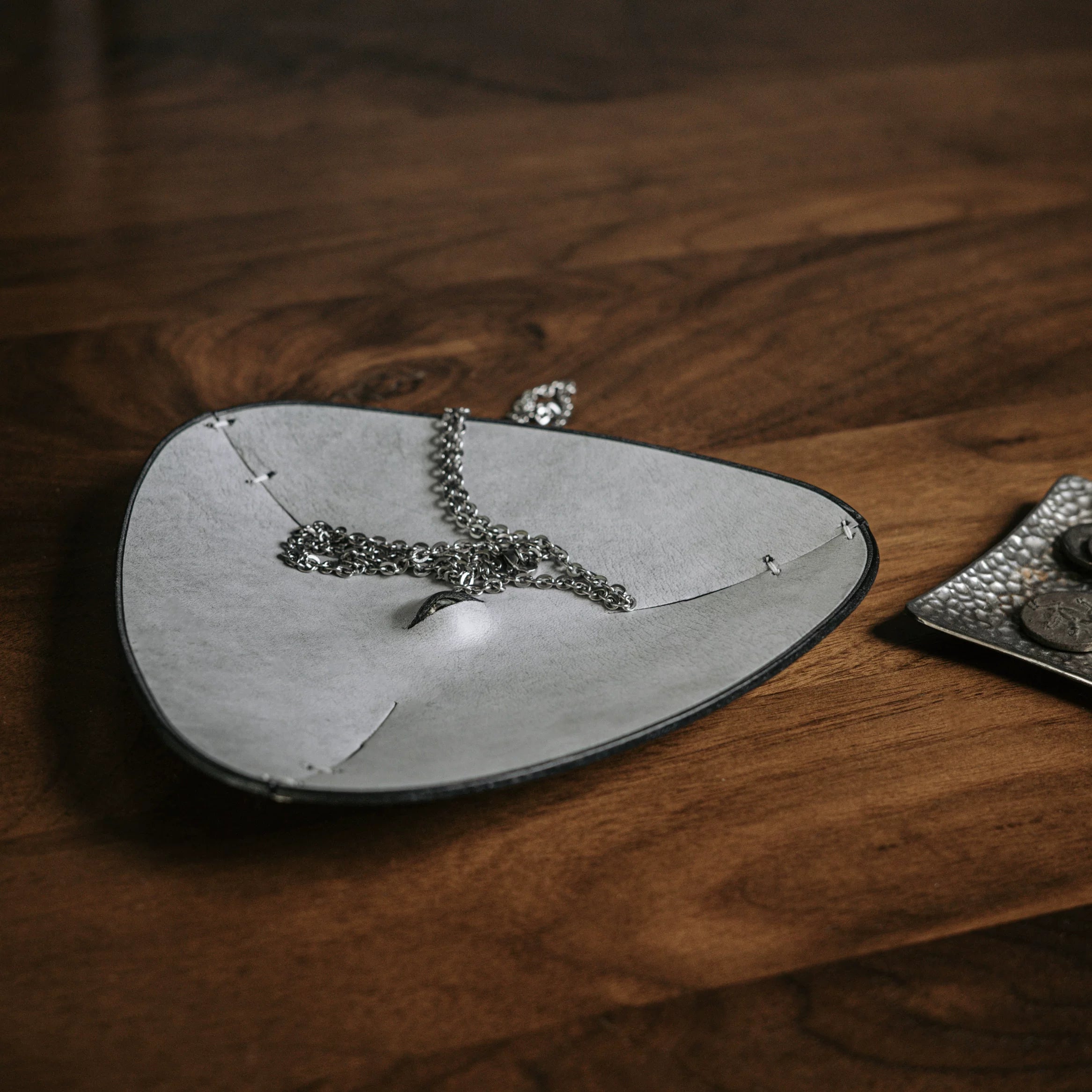 Handmade vintage aged leather tray jewelry storage tray eyes creative leather home desktop tray cowhide display