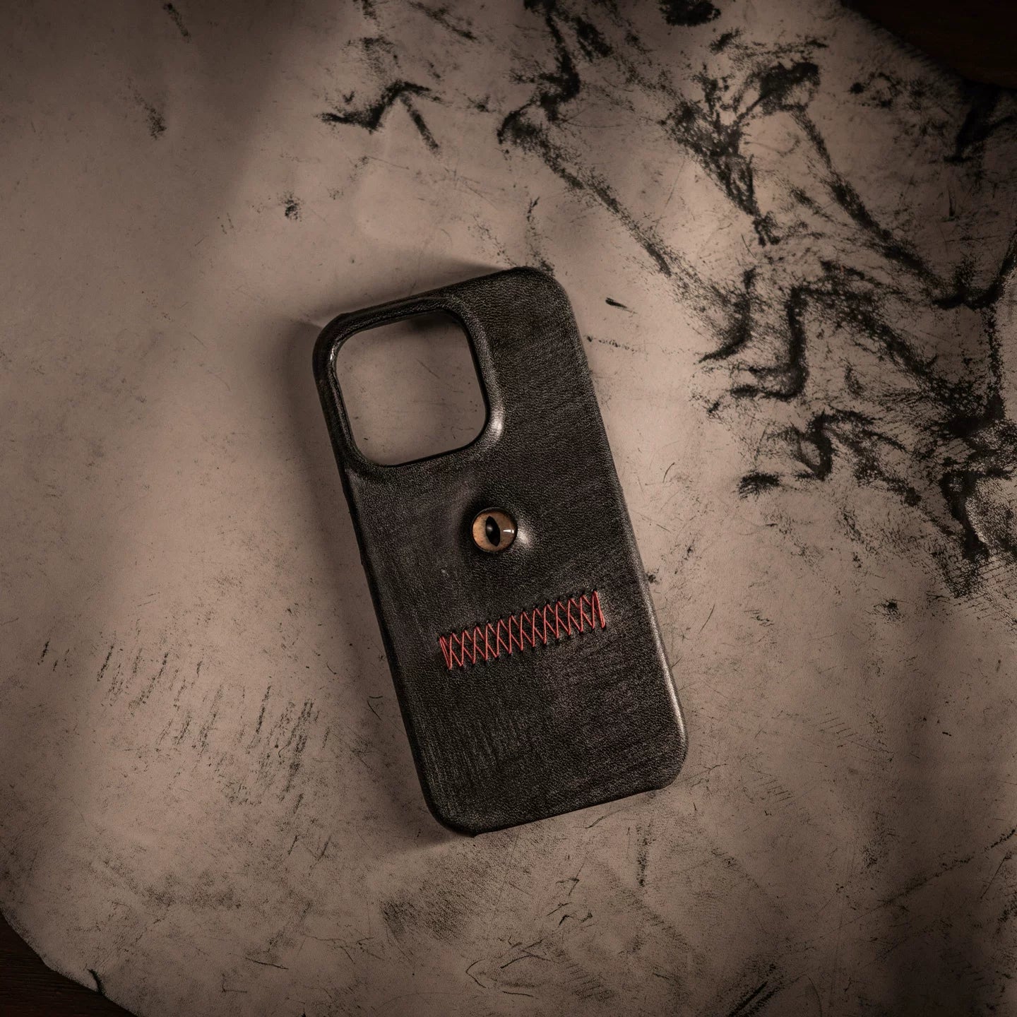 Purely handmade suitable for Apple 15promax new genuine leather old waxed leather creative eye phone case niche dark style high-end interesting 16pro iphone16promax 14