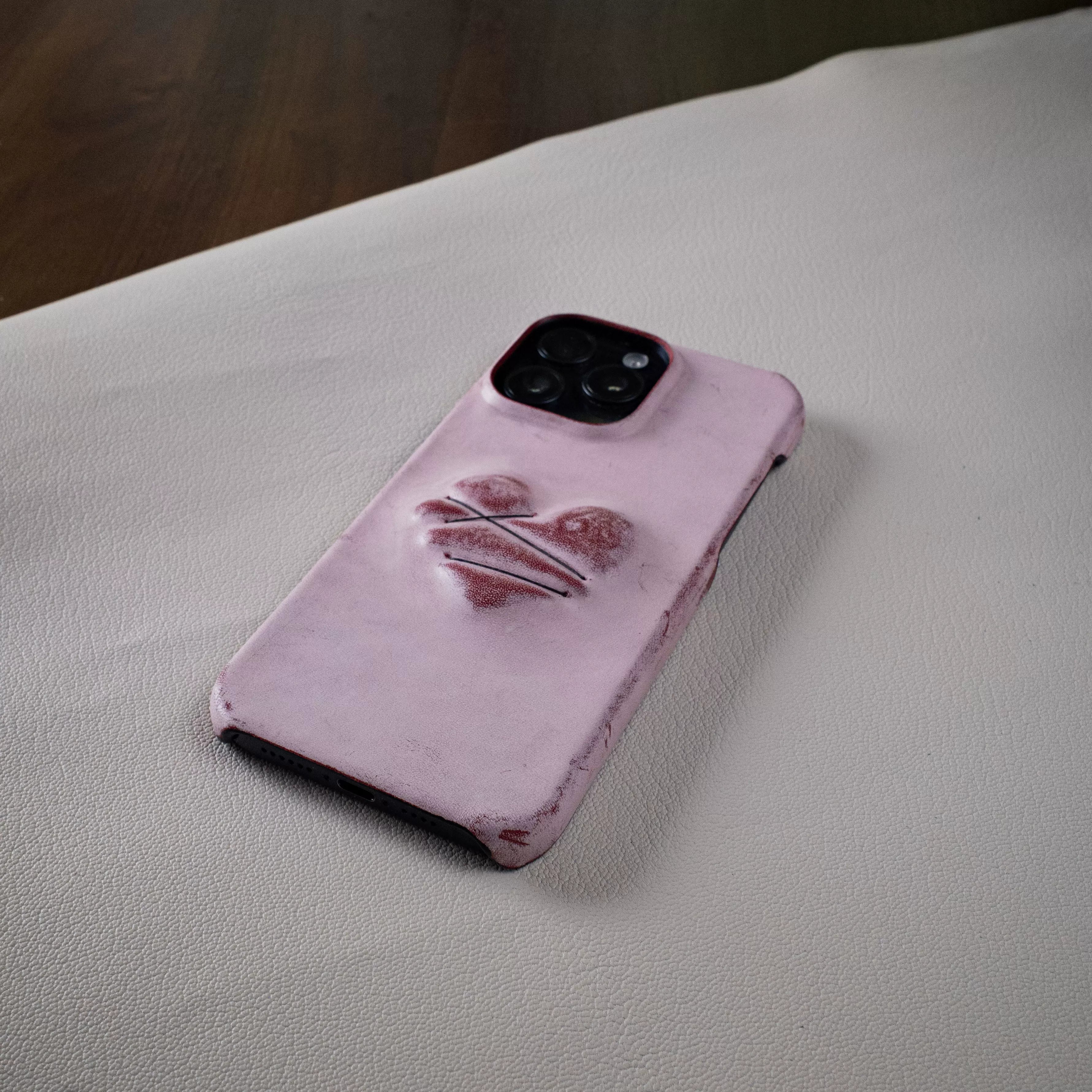 Soul's bondage sculpture shape hand-made matte wax cowhide mobile phone case art original jewelry accessories suitable for Apple 16promax17pro15promax heart design 14pro gift