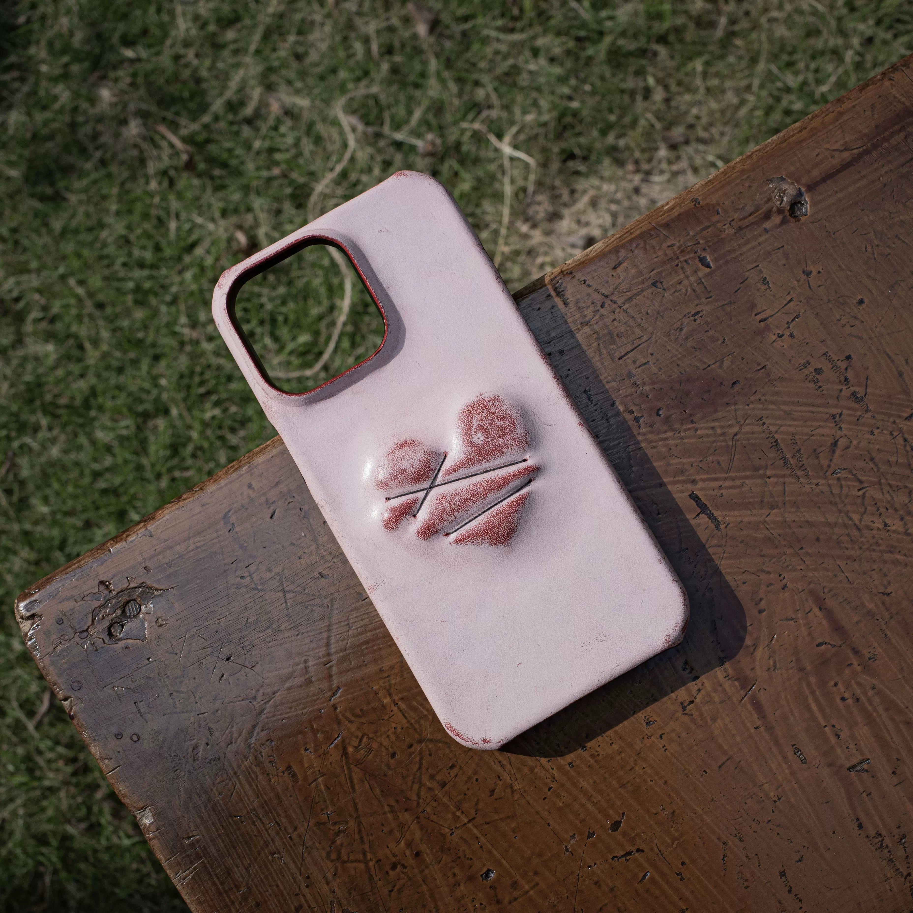 Soul's bondage sculpture shape hand-made matte wax cowhide mobile phone case art original jewelry accessories suitable for Apple 16promax17pro15promax heart design 14pro gift