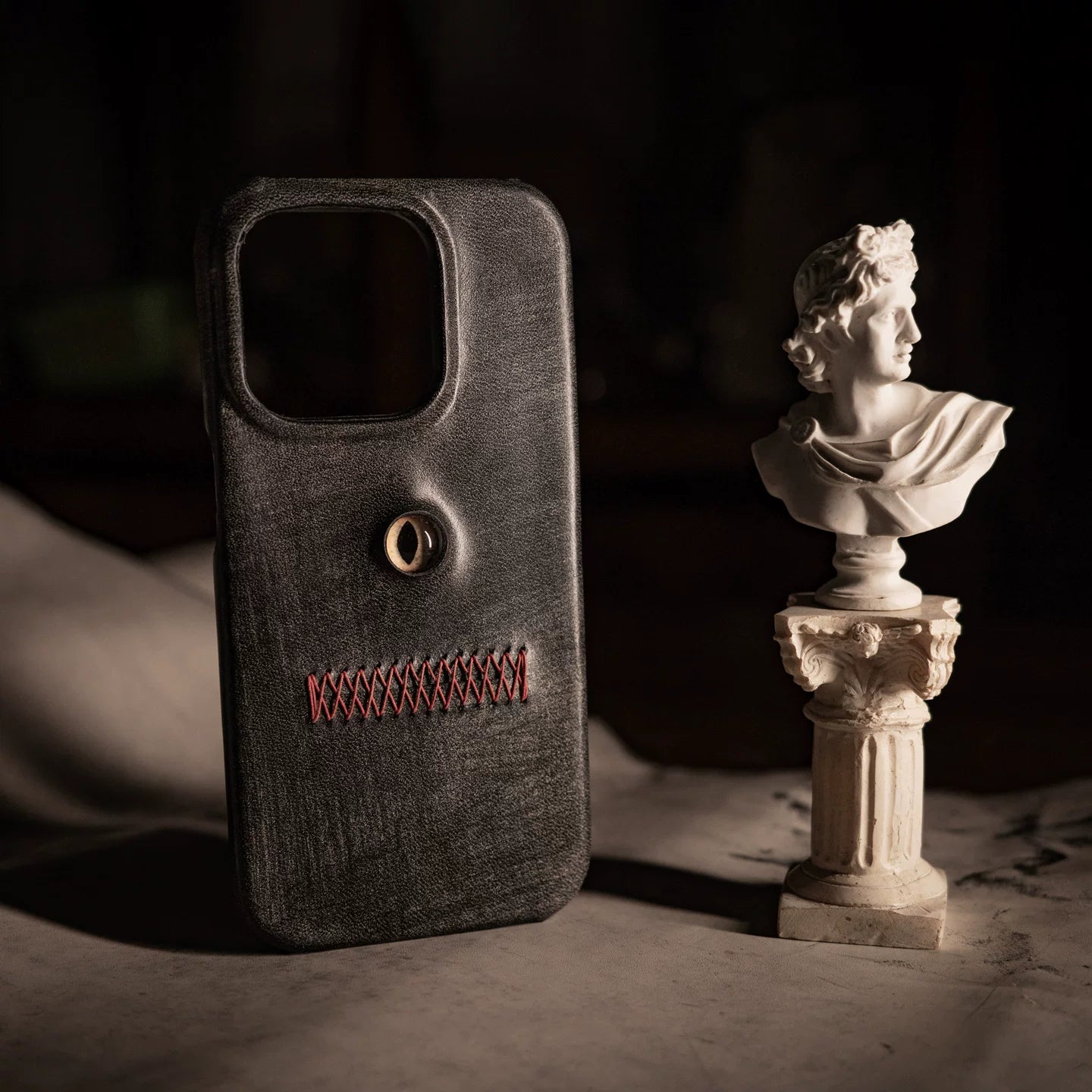 Purely handmade suitable for Apple 15promax new genuine leather old waxed leather creative eye phone case niche dark style high-end interesting 16pro iphone16promax 14