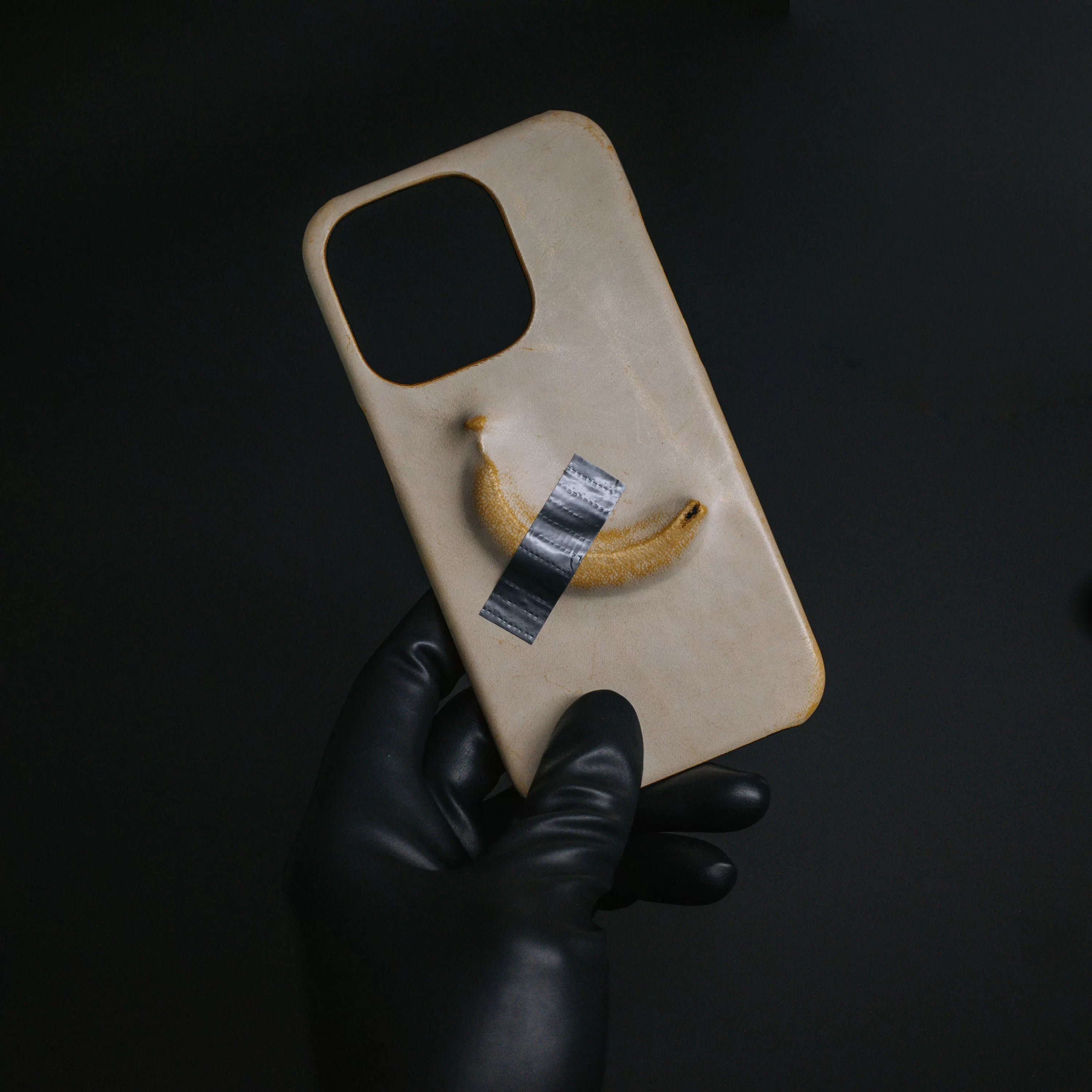 Installation art banana design genuine leather handmade cowhide creative mobile phone case suitable for iPhone16pro 15promax original niche interesting Apple protective case yellow leather 17pro